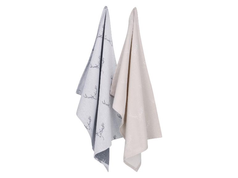 Twee theedoeken met hertenmotief, één lichtblauw en één beige, naast elkaar hangend