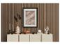Een moderne woonkamer met een houten lattenwand, een licht dressoir en decoratieve items.