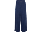 Blauwe damesbroek met wijde pijpen.