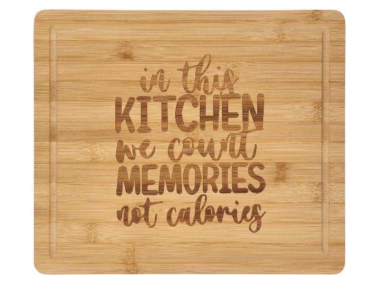 Bamboe snijplank met de tekst 'In deze keuken tellen we herinneringen, geen calorieën'
