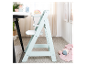 Mintgroene Stokke Tripp Trapp kinderstoel in een kinderkamer.
