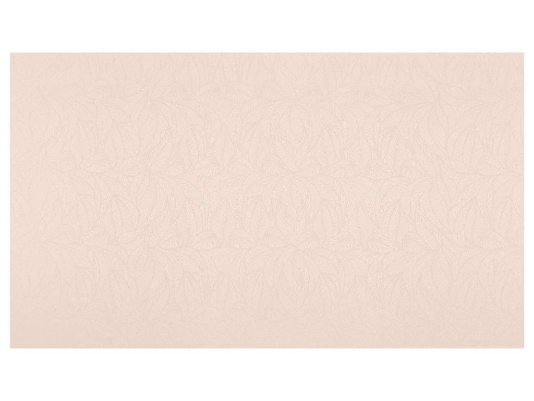 Lichtbeige behang met een subtiel patroon van gestileerde bladeren.