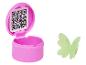 Roze houder met QR-code en groene vlinderring.