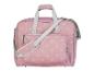 Roze reistas met witte stippen, grijze handvatten en schouderriem.