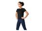 Vrouw in zwart shirt en donkerblauwe leggings.