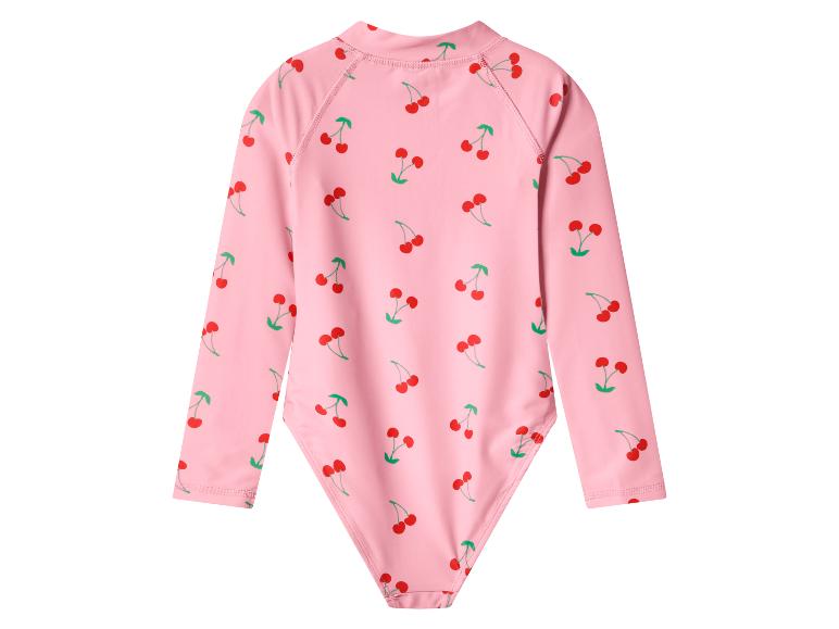 Roze kinderzwempak met lange mouwen en kersenpatroon.