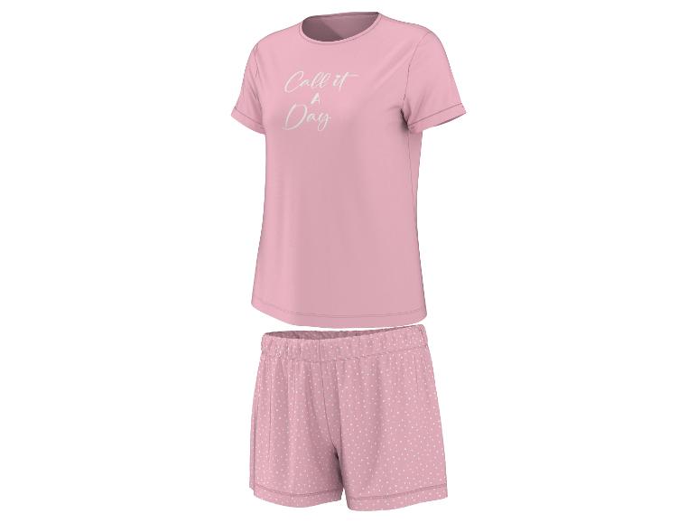 Roze damespyjama met T-shirt met korte mouwen en stippelshorts.