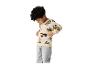 Jongen in sweatshirt met bouwvoertuigprint en grijze joggingbroek.