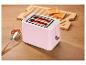 Roze broodrooster met toast en jam op een houten snijplank.