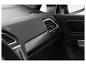Auto-interieur met ventilatieroosters en donkerhouten afwerking op het dashboard.
