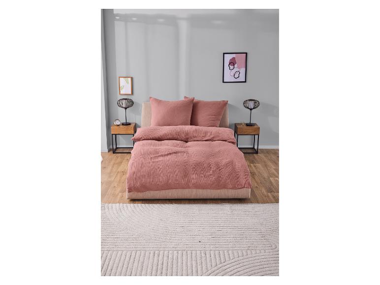 Roze mousseline beddengoed in een moderne slaapkamer.