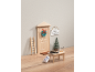 Miniatuur elfenhuisdeur met kerstversiering en bakaccessoires.