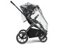 Een zwarte kinderwagen met een transparante regenhoes.