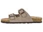 Beige sandalen met twee banden en gespen, met een kurkzool.
