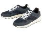 Twee paar donkerblauwe sneakers, casual stijl.