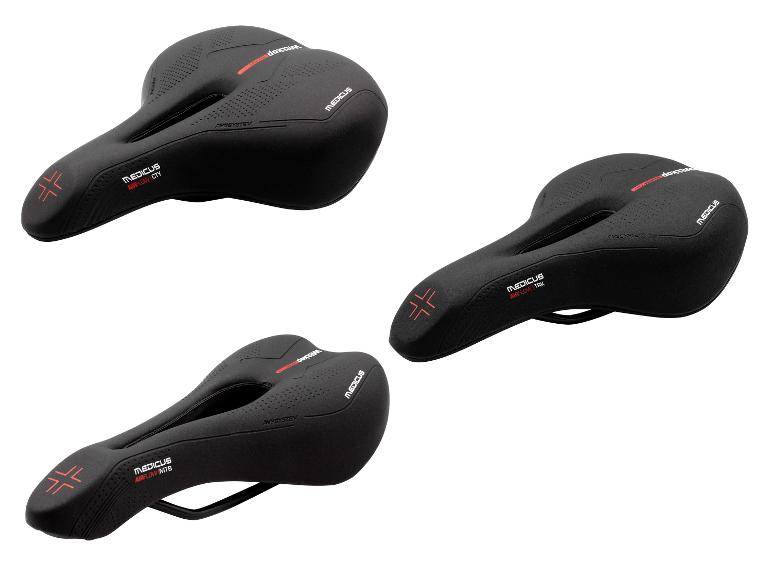 Drie zwarte fietszadels met rode accenten en airflow-design voor stads-, trekking- en mountainbikes.