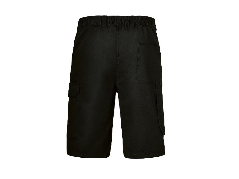 Zwarte cargoshorts.