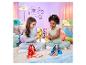 Kinderen spelen met trendy Rainbow High poppen.