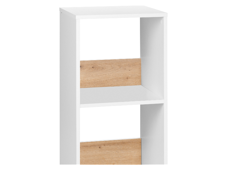 Witte boekenkast met houten accenten.