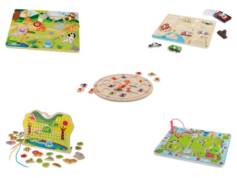 Vijf houten speelgoed, waaronder een dierenlabyrint, voertuigpuzzel, klok, rijgbord en kralenlabyrint.