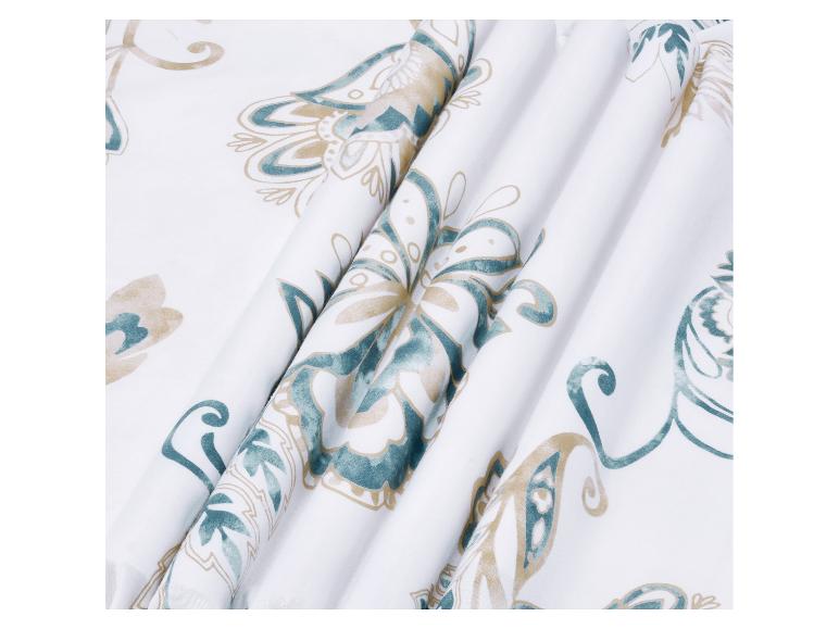 Wit beddengoed met blauw en beige bloemenpatroon, detail van plooien