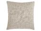 Een beige vierkant kussen met een getextureerde stof.