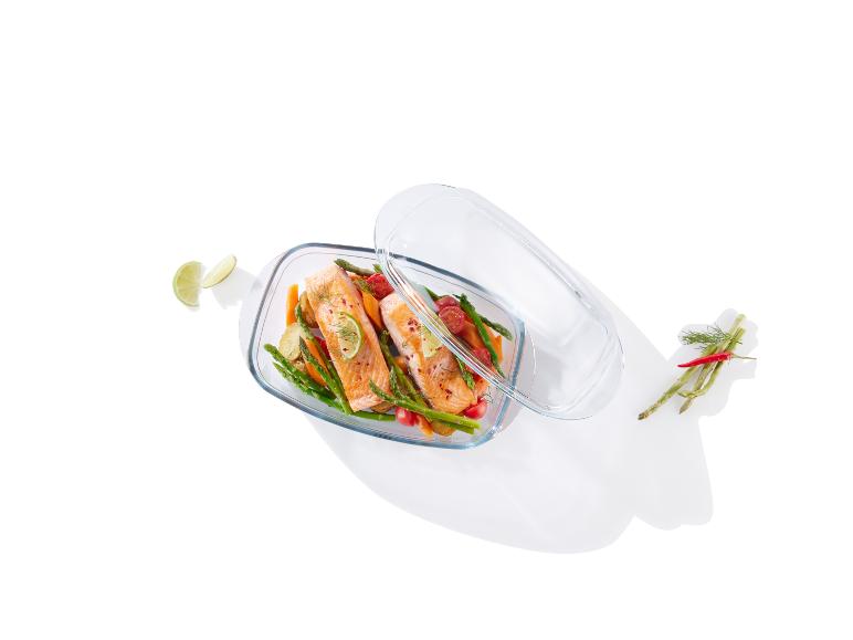 Geroosterde zalm met asperges en cherrytomaten in een glazen ovenschaal.