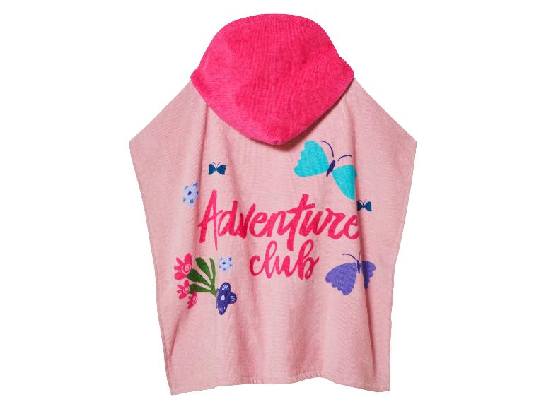 Roze badcape met capuchon, met vlinderprint en de tekst "Adventure Club".