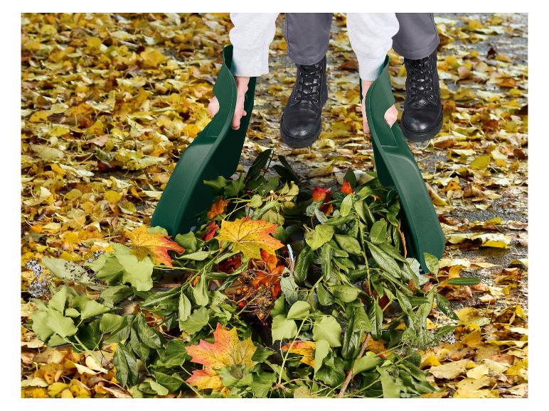 Twee groene bladharken verzamelen gevallen bladeren en tuinafval.