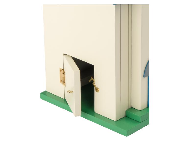 Houten adventskalender met een open deur die een kleine sleutel onthult.