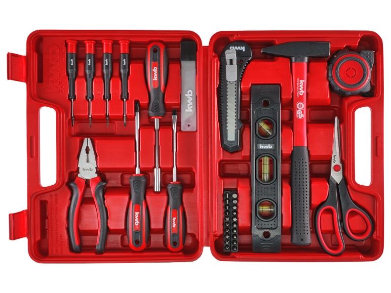 Een rode gereedschapskoffer met KWB gereedschap, waaronder schroevendraaiers, tang, hamer, waterpas en schaar.