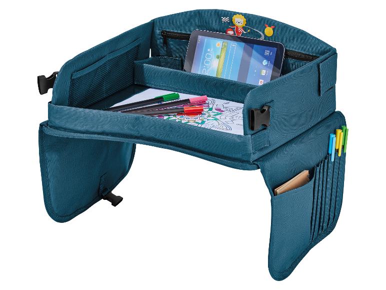 Kinder autobak met tablet en accessoires.
