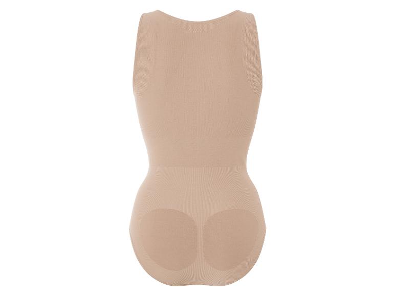 Een beige naadloze body met push-up effect.