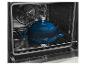 Blauwe gietijzeren pan op een ovenrooster