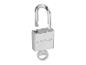 Open metalen hangslot met een sleutel in het slot.