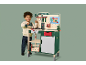 Lachend kind speelt met een speelgoedboor en een houten werkbank.