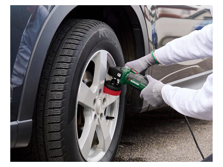 Iemand maakt een autovelgen schoon met een Parkside polijstmachine.