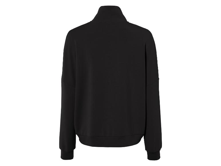 Een zwarte trui met lange mouwen en een hoge hals.