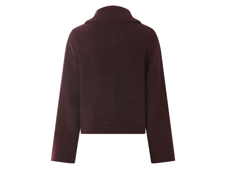 Achteraanzicht van een donkerrood teddy fleecejack met opstaande kraag.
