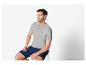 Grijze henley shirt en blauwe shorts voor heren.
