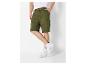 Olijfgroene cargoshorts en witte sneakers.