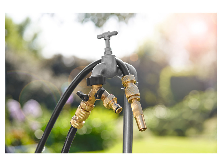 Een tuinslang met een kraan en sproeiers