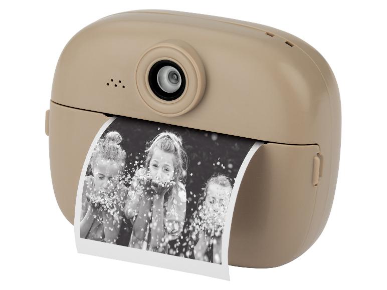 Beige instantcamera met een afgedrukte foto van drie meisjes die confetti blazen.