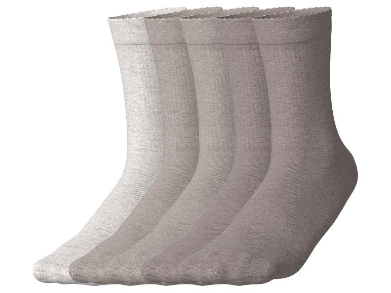 Zes paar sokken in verschillende tinten beige en bruin.