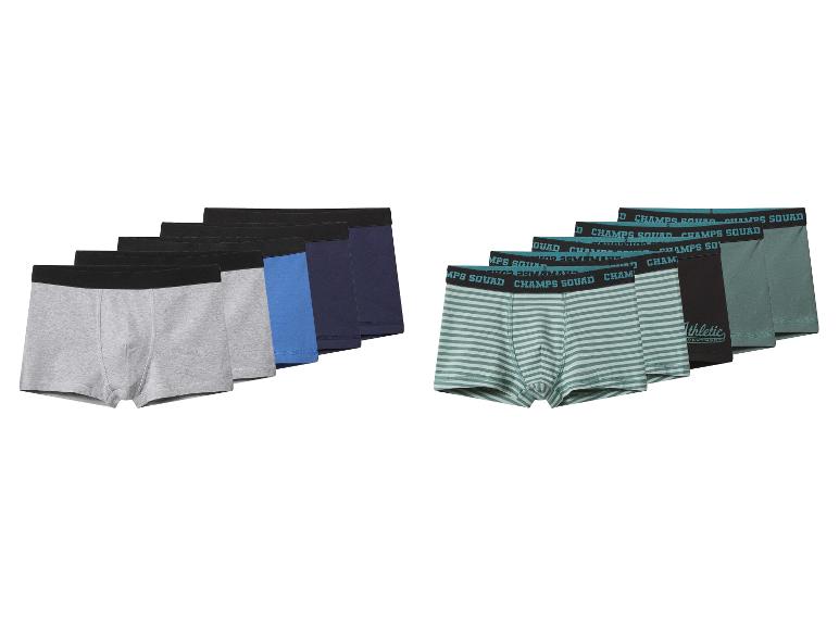 Twee verpakkingen herenboxershorts: effen kleuren en gestreept met 'CHAMPS SQUAD' tailleband.