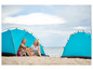 Twee vrouwen zitten in tenten op een strand.