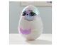 Een Hatchimals Pixies Crystal Flyers speelgoed, een pluizig paars wezen dat uit een iriserend ei komt.