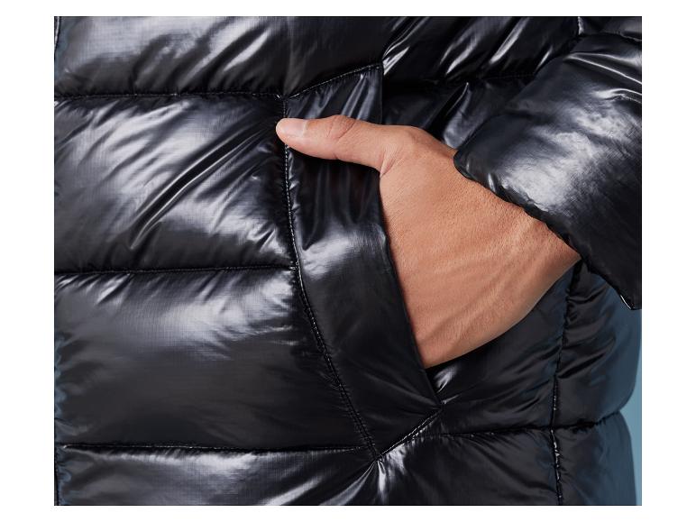 Close-up van een zwarte, gewatteerde jas.