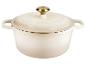 Crèmekleurige gietijzeren braadpan met deksel en goudkleurige knop.