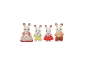 Vier pluchen konijnenfiguren, twee volwassenen en twee kinderen, gekleed in kleurrijke outfits.